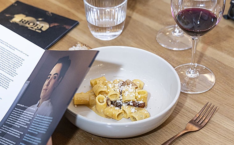 Imagen principal - La carbonara, el entrante de codero con melón y la pasta rellena de Santo Palato