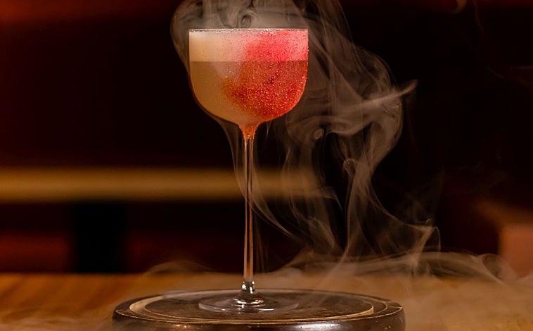 Imagen principal - Cócteles de pepino y fresa, de berenjena y de encina, de Angelita Madrid.