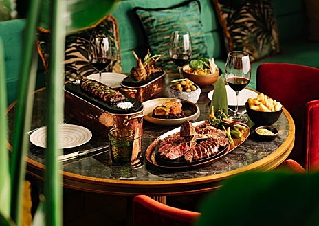 Imagen secundaria 1 - Amazónico Miami y los fundadores del Grupo Paraguas.