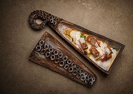 Imagen secundaria 1 - El jamón de atún (arriba), el estofado de pulpo (a la izquierda) y los embutidos marinos (a la derecha)