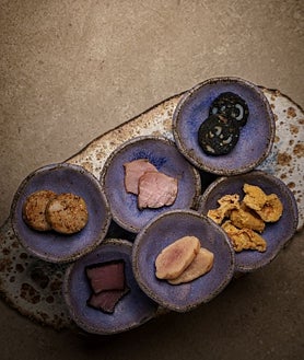 Imagen secundaria 2 - El jamón de atún (arriba), el estofado de pulpo (a la izquierda) y los embutidos marinos (a la derecha)