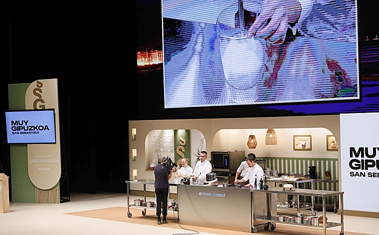 Imagen principal - Los chefs de Disfrutar, Eneko Atxa y Benito Gómez en San Sebastián Gastronomika 2025