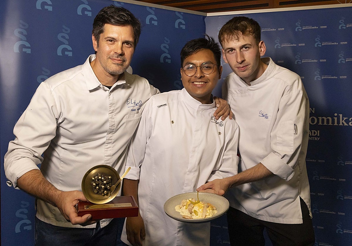 Los chefs de Elkano Txiki con su ensaladilla ganadora en San Sebastián Gastronomika 2025
