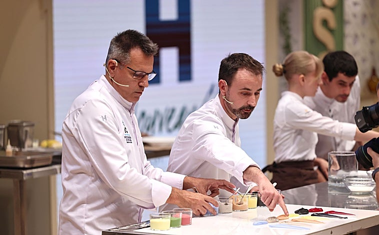 Imagen principal - Los chefs de Disfrutar, Eneko Atxa y Nacho Manzano en San Sebastián Gastronomika 2025