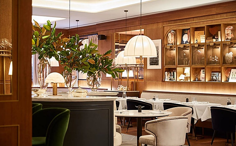 Imagen principal - La sala y la terraza de Amós, en Madrid, y el chef Jesús Sánchez en su panadería de Cantabria.