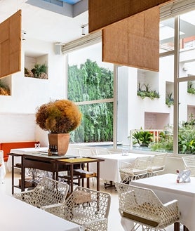 Imagen secundaria 2 - La sala de Compartir Barcelona, los tres chefs y el comedor de Disfrutar