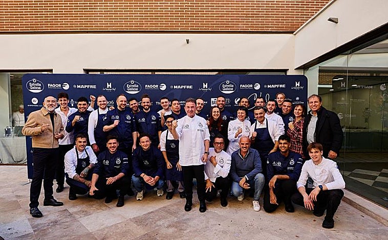 Imagen principal - El jurado del concurso Chef Balfegó 2025 y los dos platos del ganador, la carrillera y la perla de atún