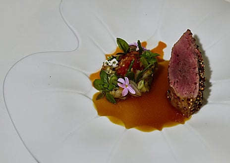 Imagen secundaria 1 - El jurado del concurso Chef Balfegó 2025 y los dos platos del ganador, la carrillera y la perla de atún