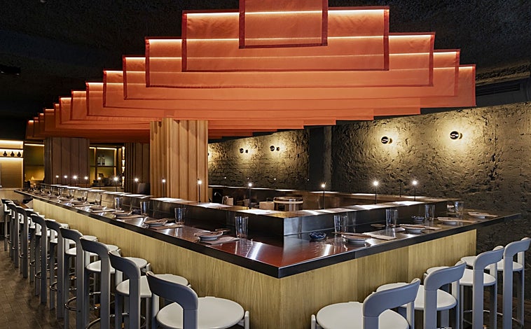 Imagen principal - La sala de MYO, su 'hand roll' de langostino abierto y preparación de otro de toro de atún