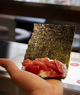 Imagen secundaria 2 - La sala de MYO, su 'hand roll' de langostino abierto y preparación de otro de toro de atún