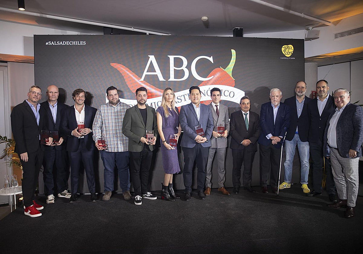 De izquierda a derecha, Pablo Sacerdotte (Cocina Hermanos Torres), Roberto García (Casa Consuelo), Martín Narváiz (Lana), Saúl Sanz (Treze), Rafa Bedoya (Aleia), Amaranta Rodríguez (Culler de Pau), Steven Wu (Sen Omakase), Israel Ramírez (Saddle), Rafael Sáez González, Carlos Maribona, AgustínPery, Chema de la Guía y Javier Ferradal