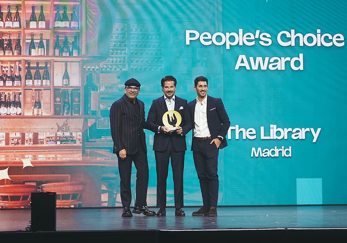 El chef Jesús Sánchez con Antonio Menéndez Puente, de The Library, y Joan Muñoz, Director Comercial de España en TheFork