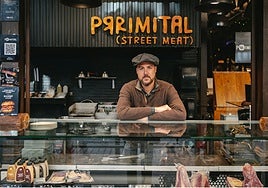 Prrimital, fuego y carne en un puesto de mercado