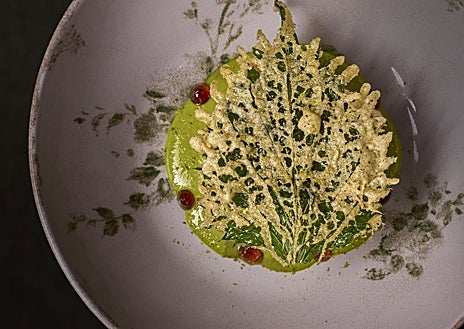 Imagem Secundária 1 - Rodrigo de la Calle e dois pratos do El Invernadero.