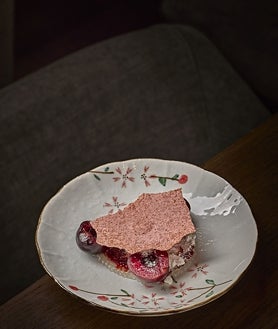 Imagem Secundária 2 - Rodrigo de la Calle e dois pratos do El Invernadero.