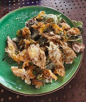 Imagem Secundária 2 – Canelone Recheado com Erva (topo); brioche com morangos e rosas macerados na manteiga (canto inferior esquerdo) e tempura de folhas e flores (canto inferior direito). Tudo preparado por Yolanda Bustos.