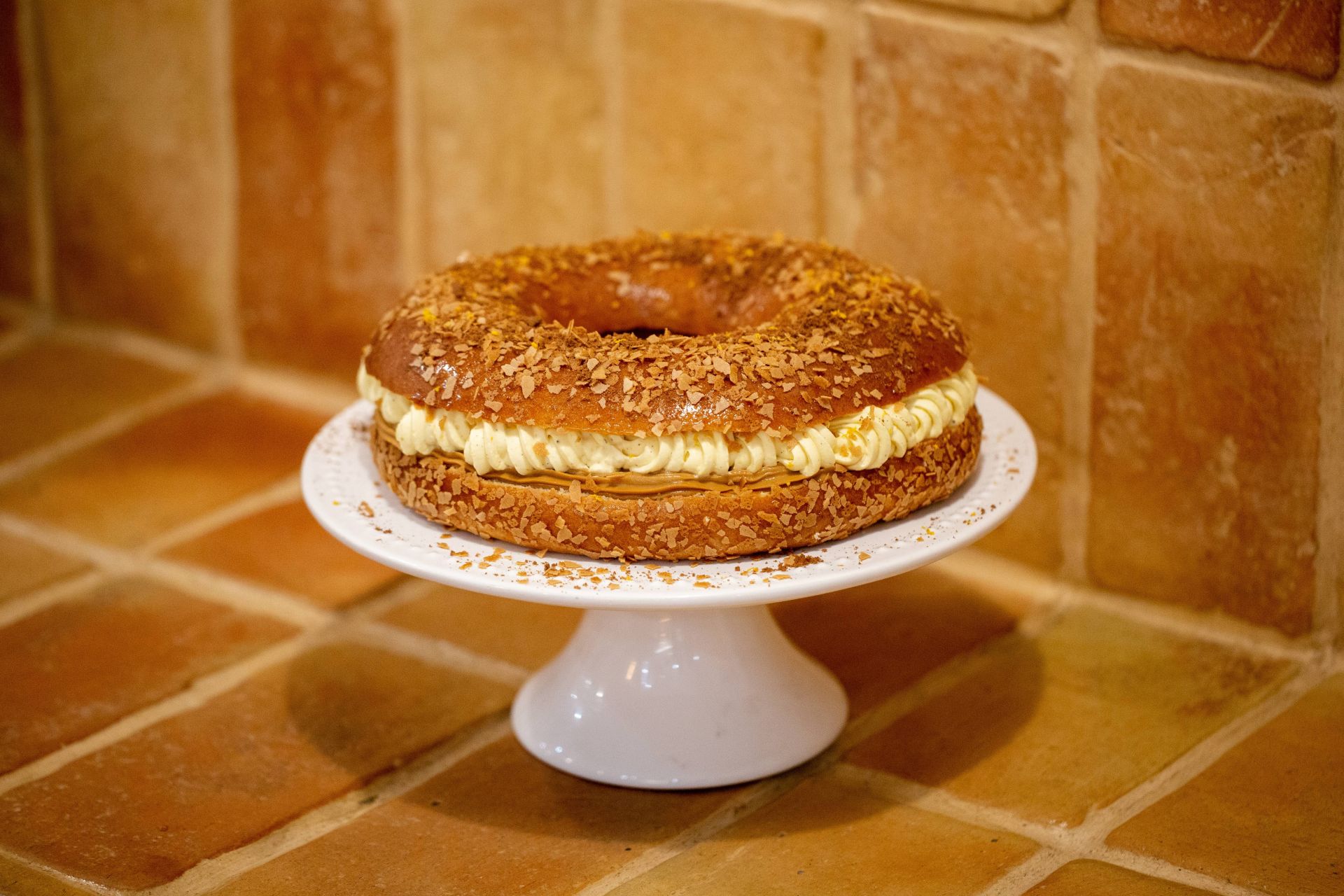 Roscón de Reyes. Un roscón aromático, tierno y equilibrado, caracterizado por un toque de ají amarillo y un fondo de dulce de leche. Se venderá en formato de 1kg o individual y las unidades serán limitadas. Precio: 40€. WEB: dobleuveobrador.com