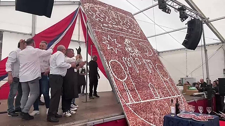 Cumbres Mayores (Huelva) vuelve a servir la ración de jamón ibérico más grande del mundo