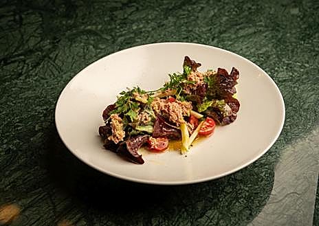 Segunda imagem 1 - Restaurante La Embajada de Serrano, salada de carne defumada e cheesecake de Burgos.