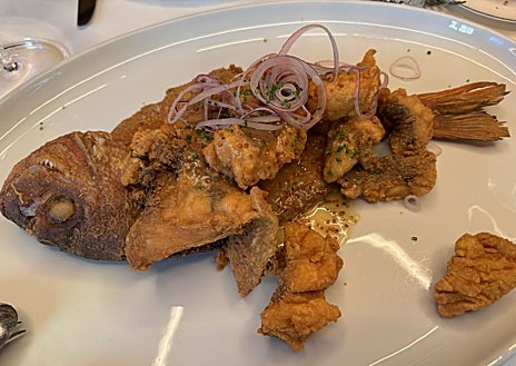 Segunda imagem 1 – Salada de camarão e lagostim, garoupa frita e ostras naturais.