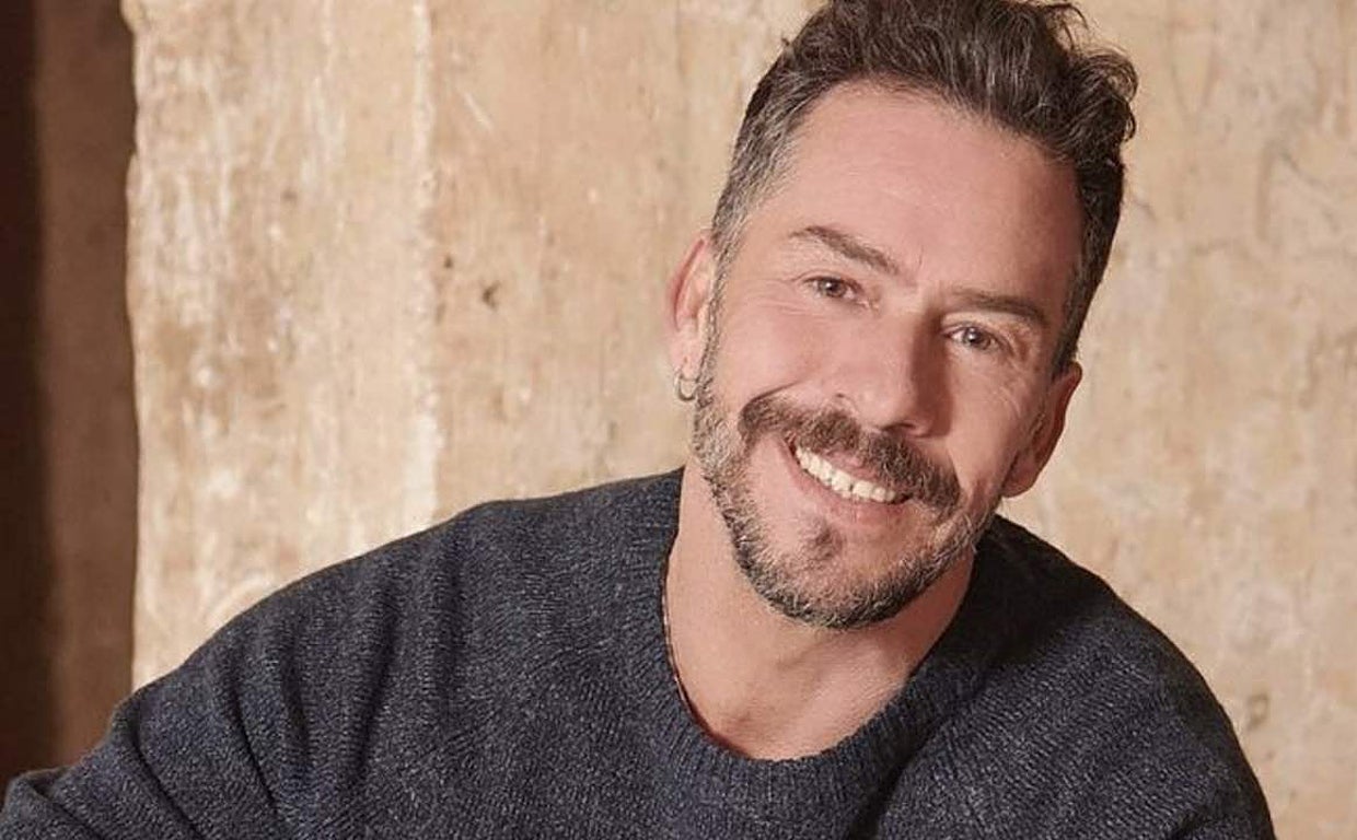 Nacho Palau sonriente y posando en una fotografía