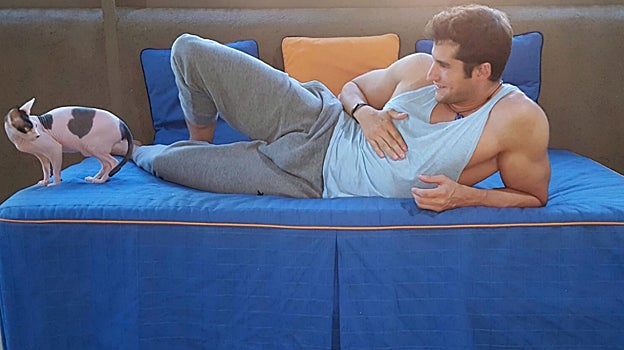 Julián Contreras jugando con Elliot