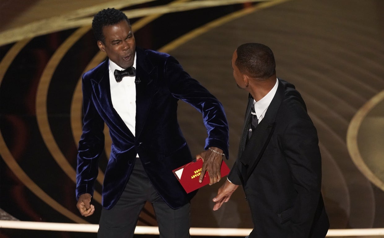 Chris Rock en el momento que recibió la bofetada por parte de Will Smith