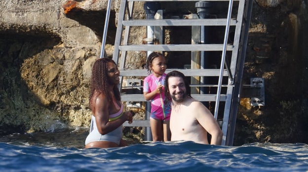 Serena con su marido Alexis Ohanian y su hija disfrutando de unas vacaciones