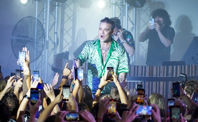 Robbie Williams aparece (y canta) por sorpresa en un club de moda en Ibiza