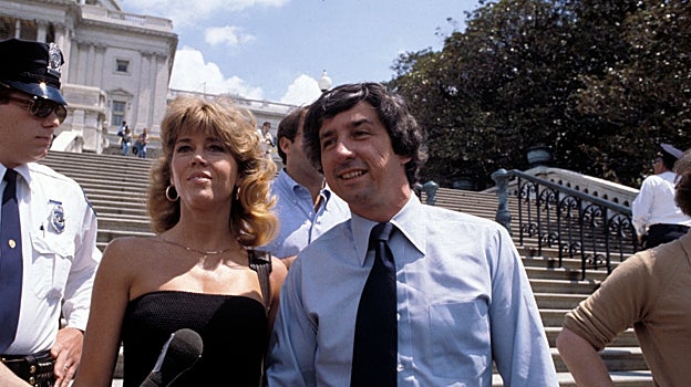 Jane Fonda y su marido Tom Hayden en Washington en 1979