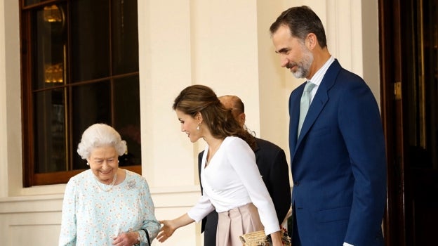 Isabel II despide a Felipe VI y la Reina Letizia en el Palacio de Buckingham