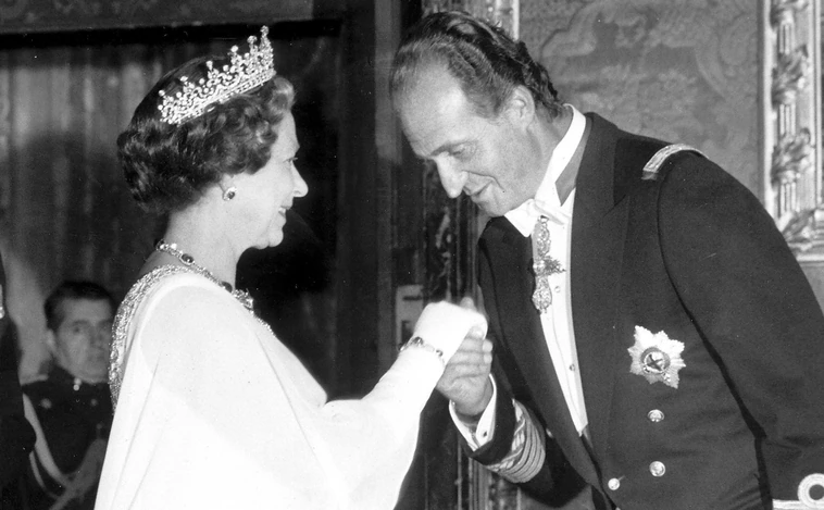 El parentesco que une a Don Juan Carlos y al Rey Felipe VI con la Reina Isabel II