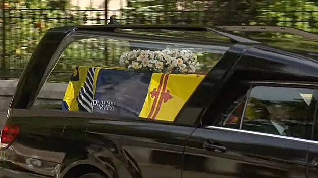 El ataúd recorriendo Escocia con la publicidad de la funeraria William Purves