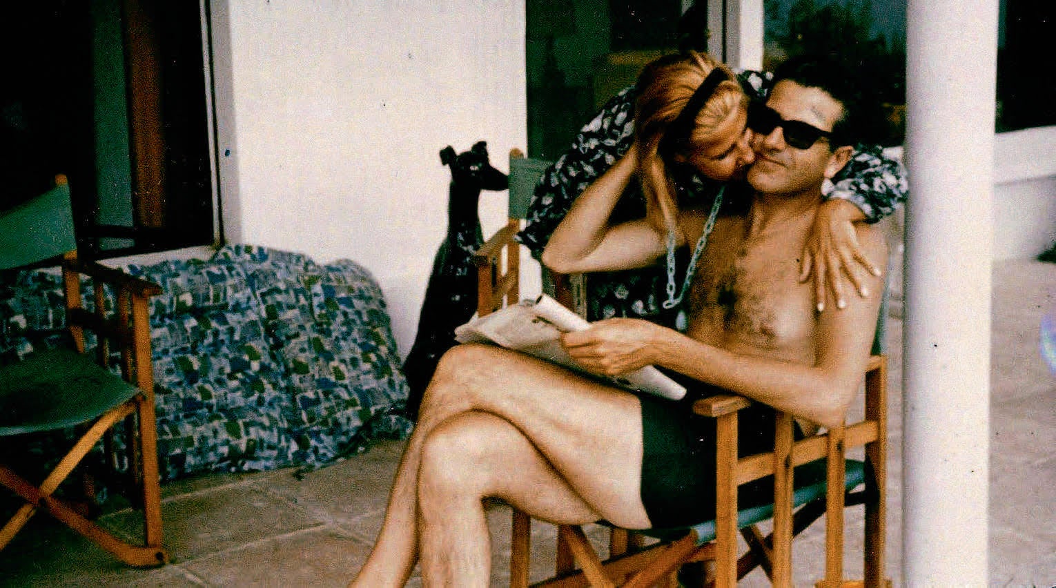 Luis Martínez de Irujo con su hija Cayetana en Marbella, recién comprada Las Cañas, en julio de 1962. Aquella propiedad fue centro neurálgico de los veraneos de la familia y el lugar donde, en palabras de la duquesa de Alba, “más ratos agradables me ha dado en mi vida”. Se trata de una sencilla mansión a pie de playa, en la zona de Casablanca, a la que en 2009 la Demarcación de Costas abrió expediente por entender que parte de la vivienda  invade espacio público.