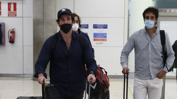 Iñigo con unos amigos en el aeropuerto de Madrid