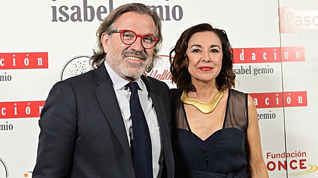 Pepe Navarro e Isabel Gemio en el photocall de 'Noche Mágica por la ciencia'