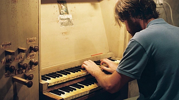 Carlos Danés tocando el piano