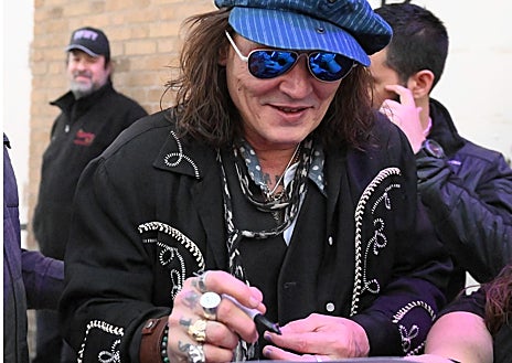 Imagen secundaria 1 - Johnny Depp saludando a sus fans