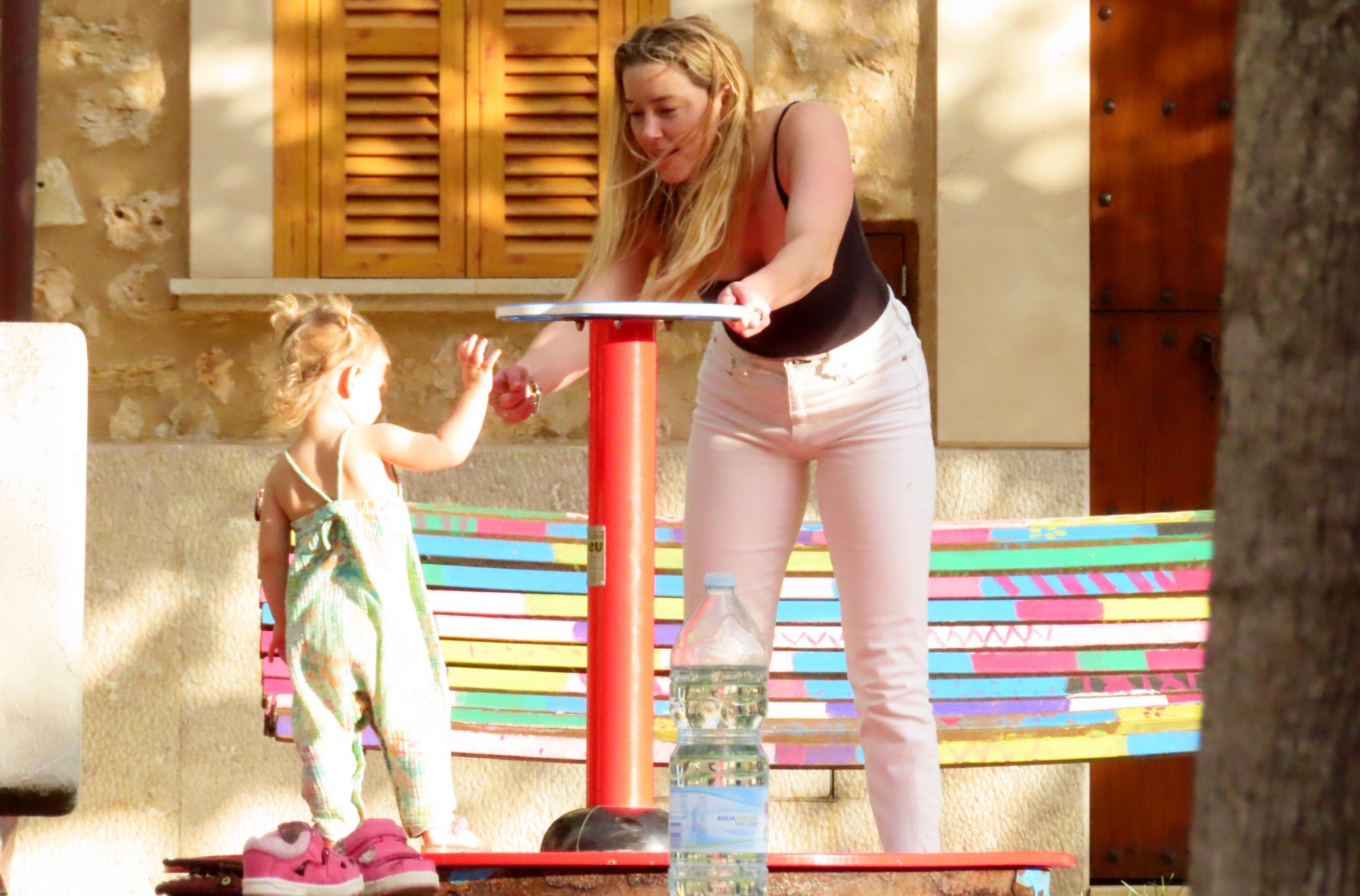 Amber Heard jugando en los columpios con su hija.