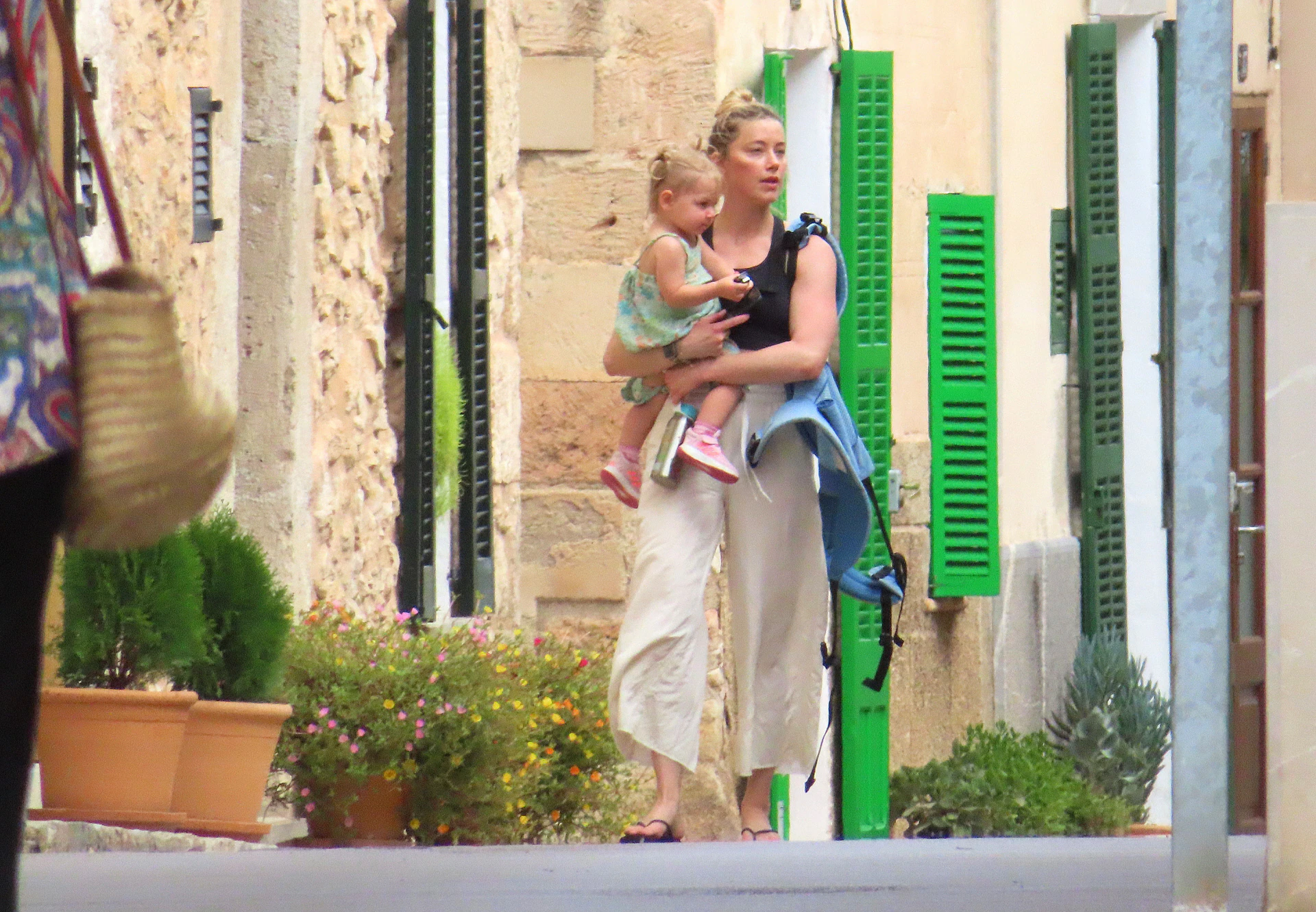 Amber Heard con su hija paseando por las calles de Costitx.