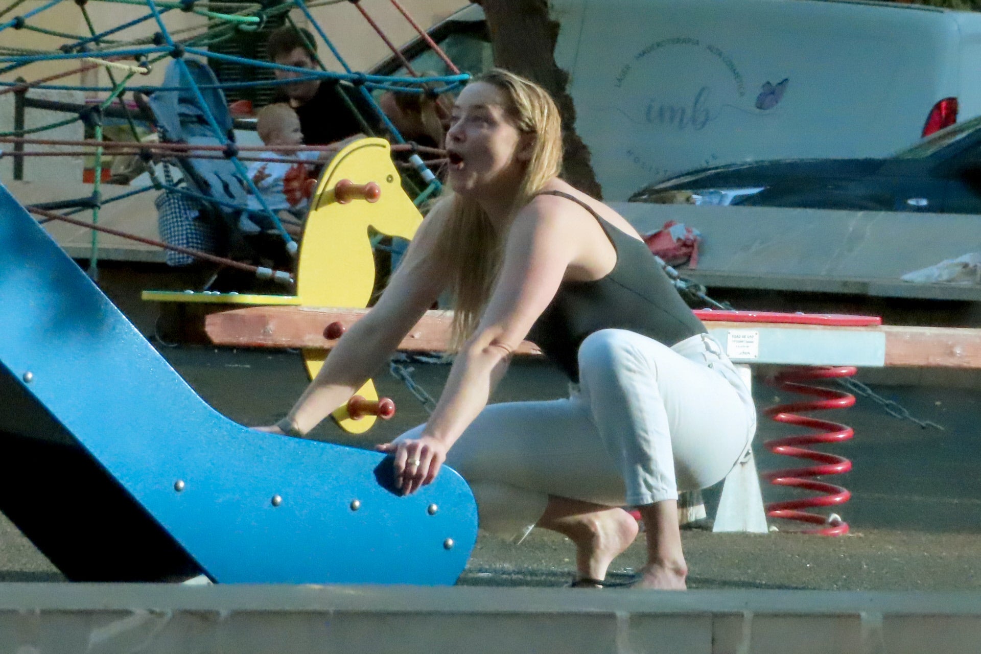 Amber disfrutando en los columpios junto a su hija