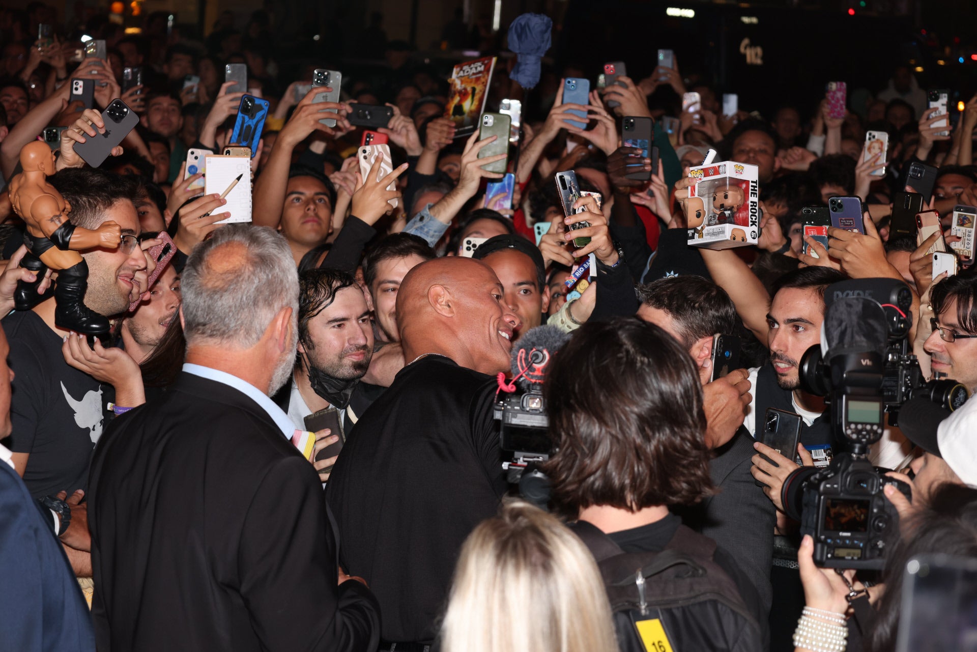 Los fans se apilaban a la entrada de la sala para conseguir una foto con su ídolo, Dwayne Johnson