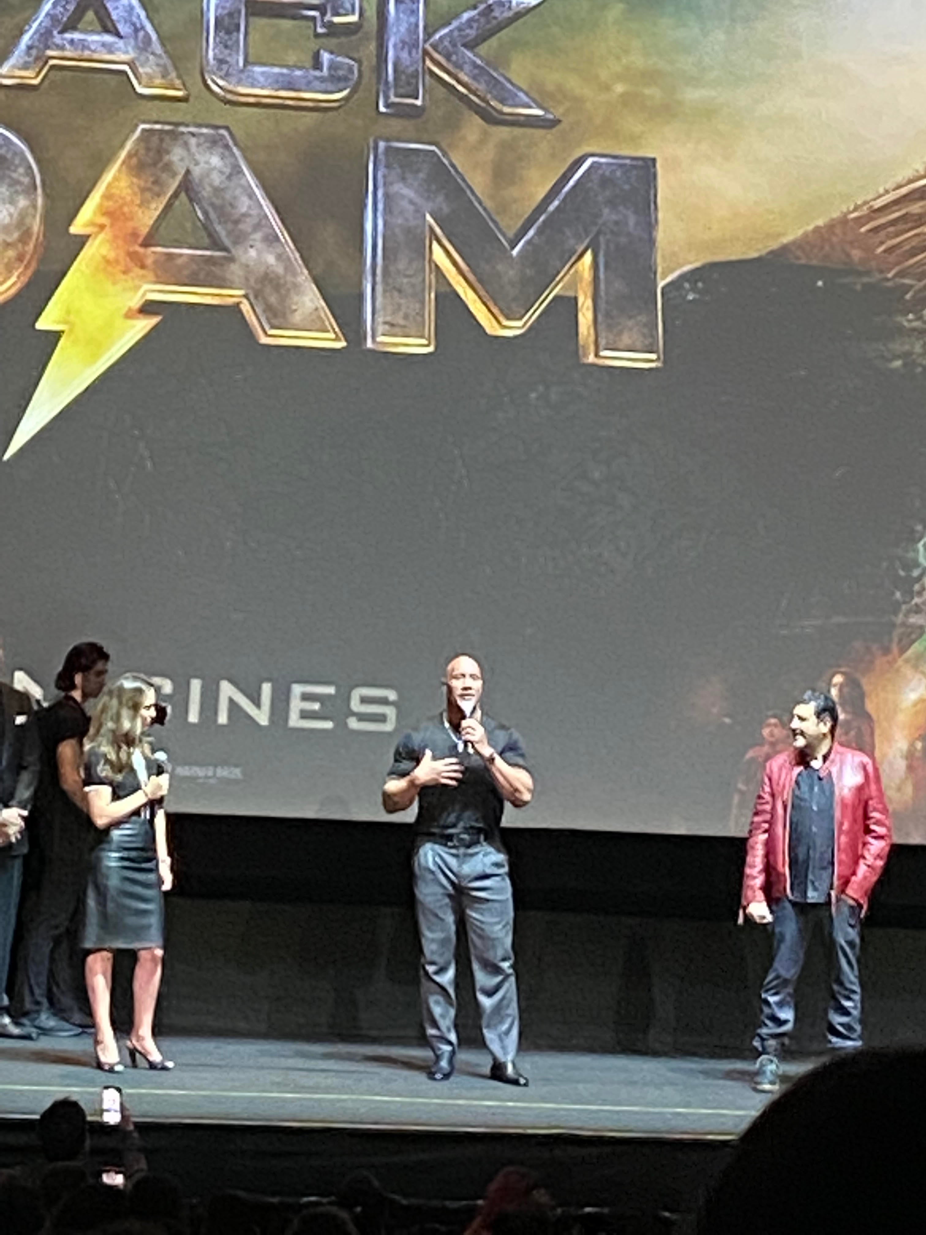 En el interior de la sala, el actor Dwayne Johnson, explicaba lo duro que había sido prepararse durante 15 años para esta película.