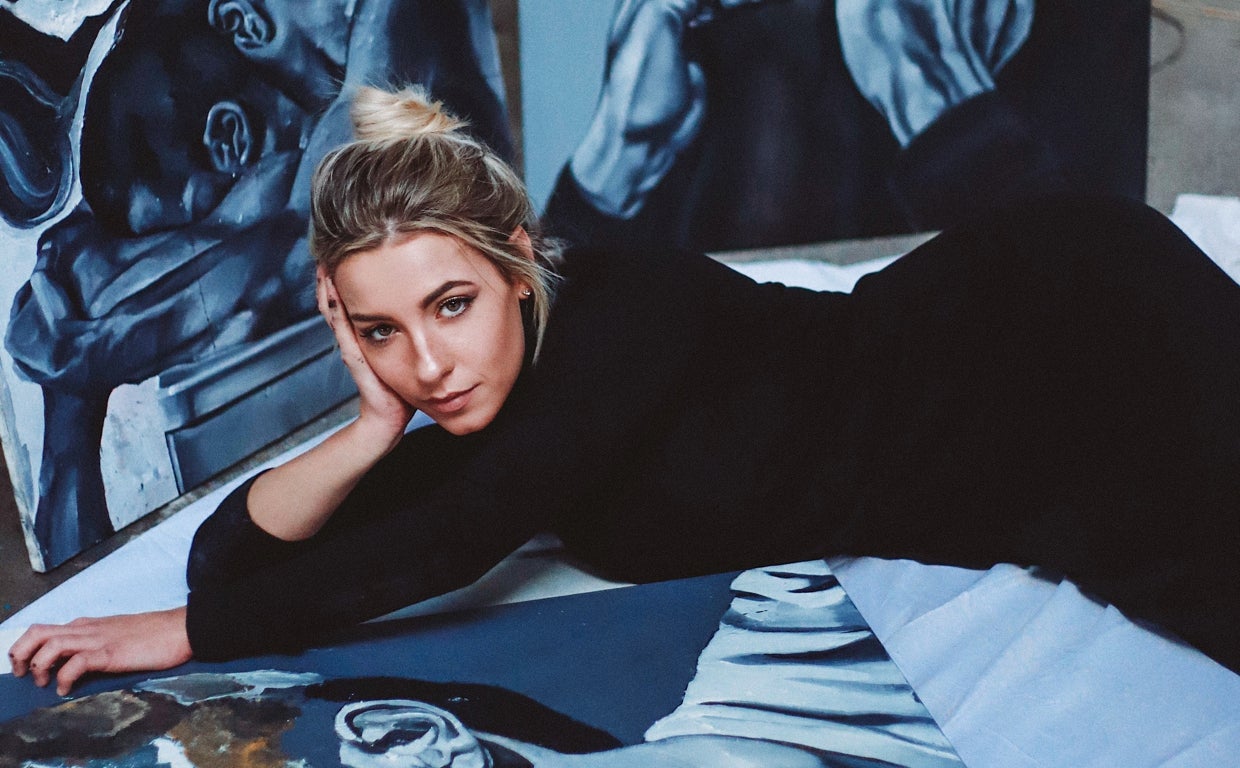 Irene Pérez junto a algunos de sus cuadros