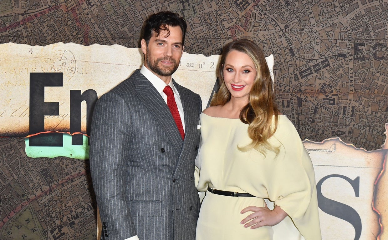 El actor Henry Cavill, junto a su novia, Natalie Viscuso, en la alfombra roja.