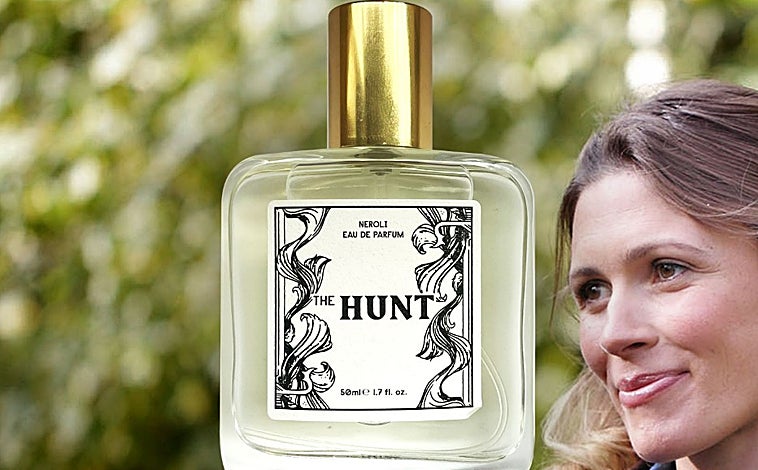 Imagen principal - Algunas de las prendas de la colección de moda 'Royal Hunt' y el perfume que recibieron los invitados de la rueda de prensa