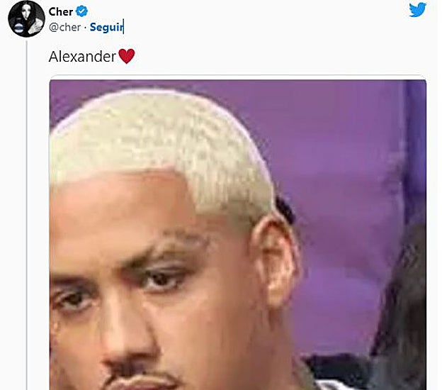 Cher arremete contra los que critican su relación con un hombre 40 años menor