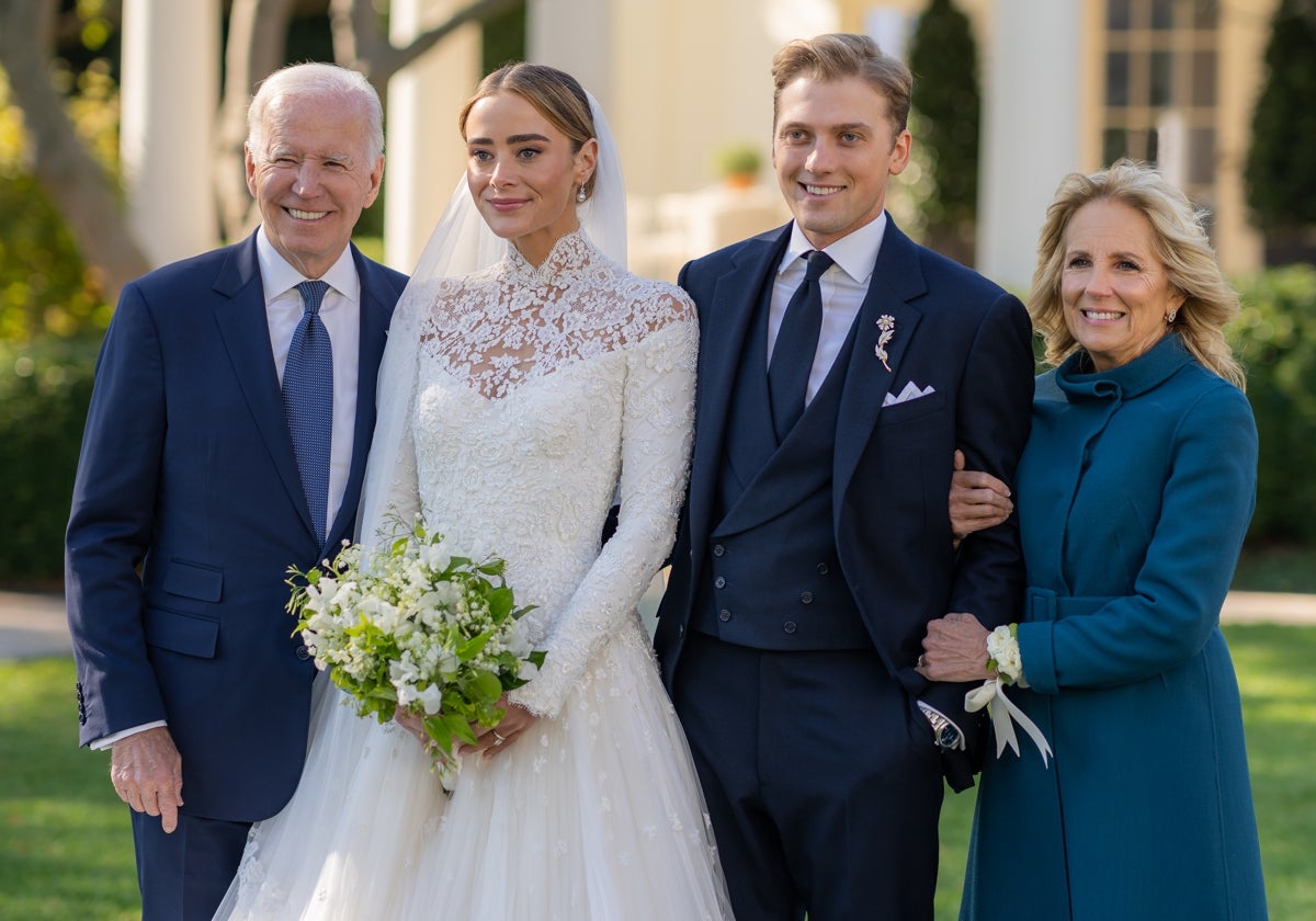 El matrimonio Biden junto a su nieta y el marido de esta