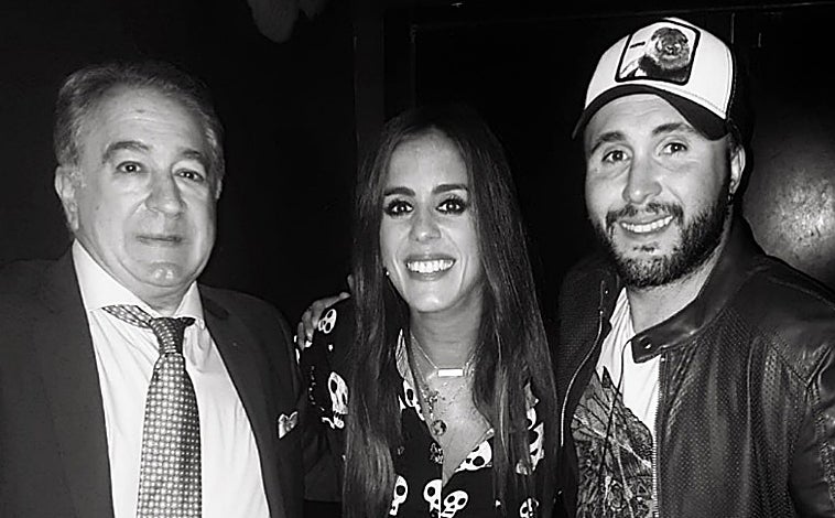 Imagen principal - Arriba; Anabel Pantoja junto a su padre Bernardo y su primo Kiko Rivera. Abajo; la televisiva junto a su progenitor