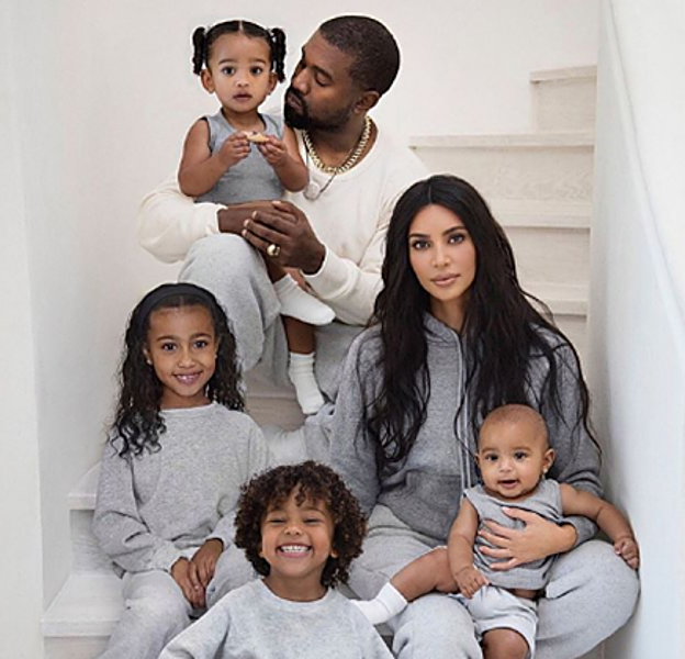 Kim y Kanye junto a sus cuatro hijos
